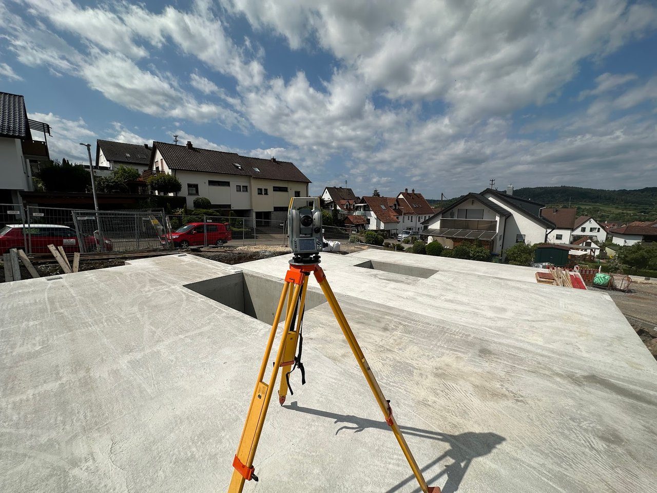 Totalstation auf der Bodenplatte eines Neubaus